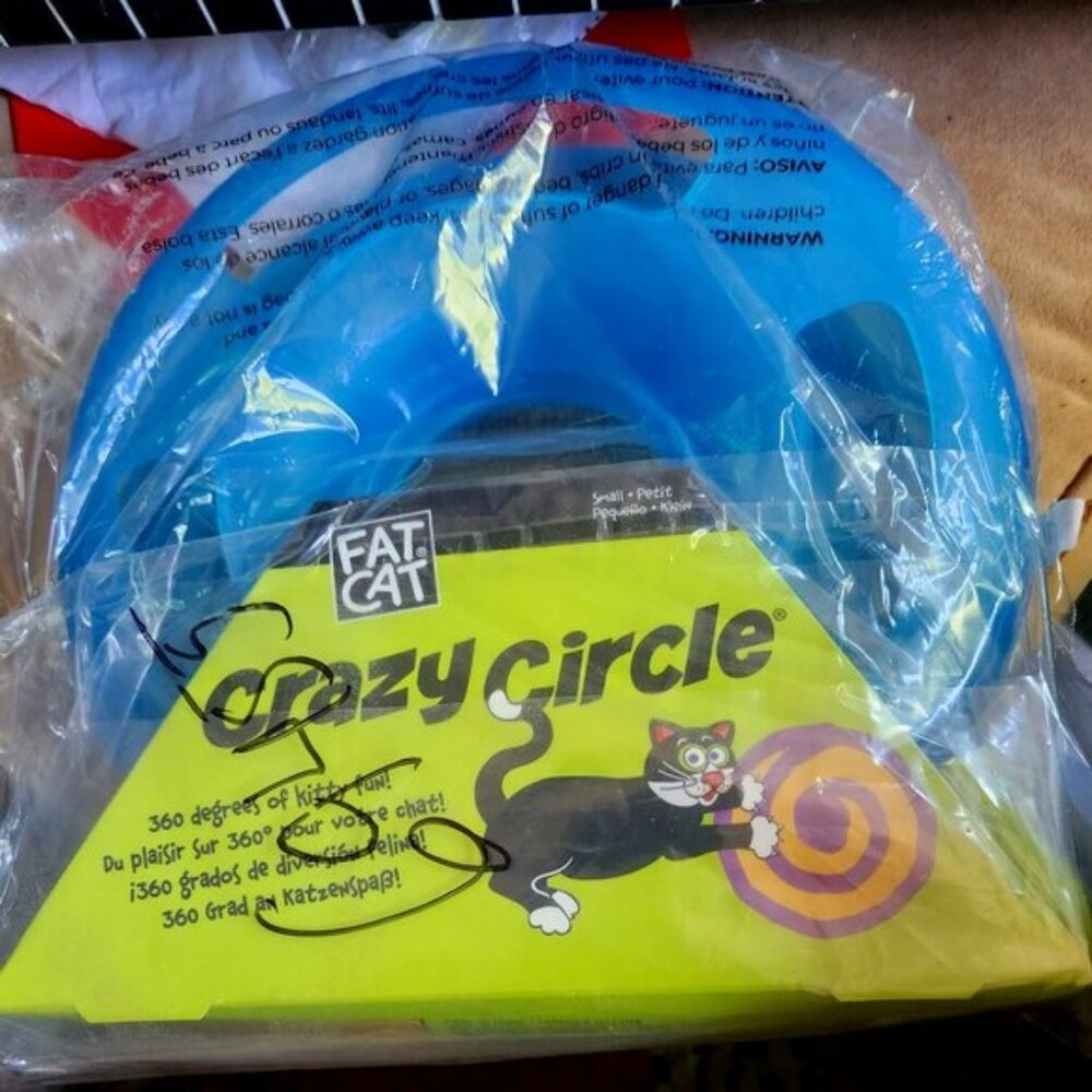 No batteries required Keeps kitty amused & exercised - comes with catnip ball